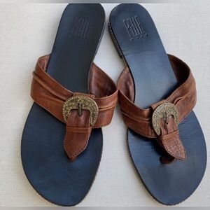 Pelle Moda Women’s Size 7.5  M Thong Sandal Brown Western Buckle Preowned Shoes